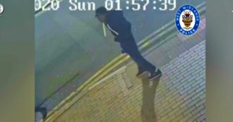 La polizia diffonde il video del presunto accoltellatore: le immagini