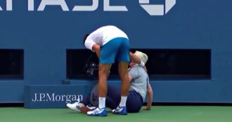 Copertina di Djokovic squalificato, il video in cui colpisce alla gola la giudice di linea agli Us Open: la dinamica