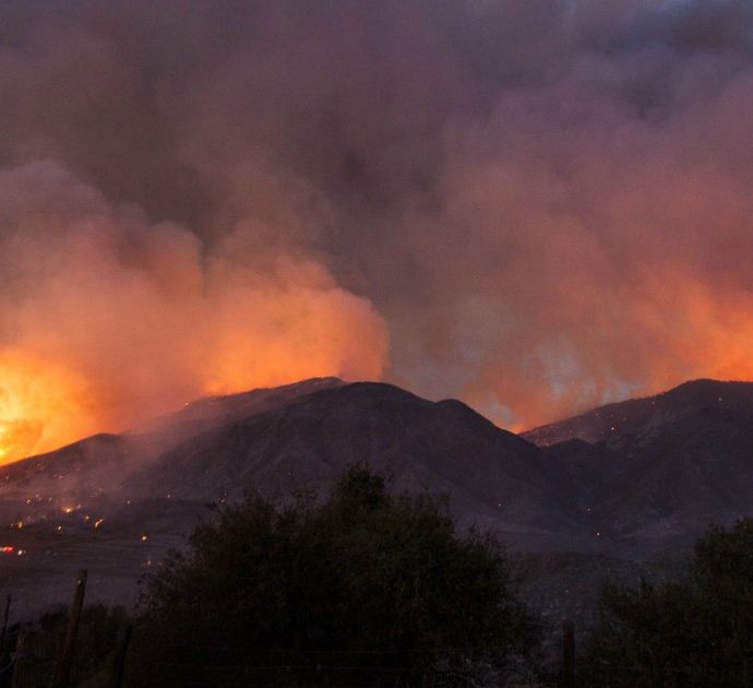 Innescano un mega incendio durante la festa per il bebè causando la morte di un vigile del fuoco: marito e moglie si dichiarano colpevoli di omicidio