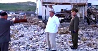 Copertina di Corea del Nord, Kim Jong-un ispeziona i danni causati dal tifone Maysak: il video