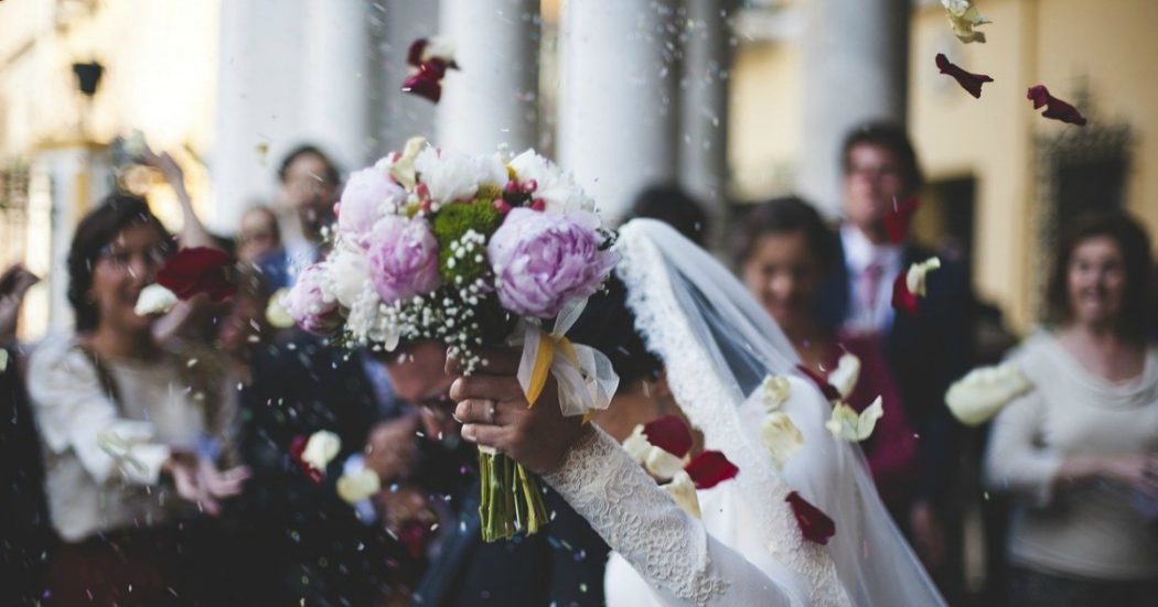 La Lega lancia bonus per matrimoni in Chiesa. Fino a 20mila euro per banchetti, fiori e foto. Un mese fa aveva ottenuto quello per i separati