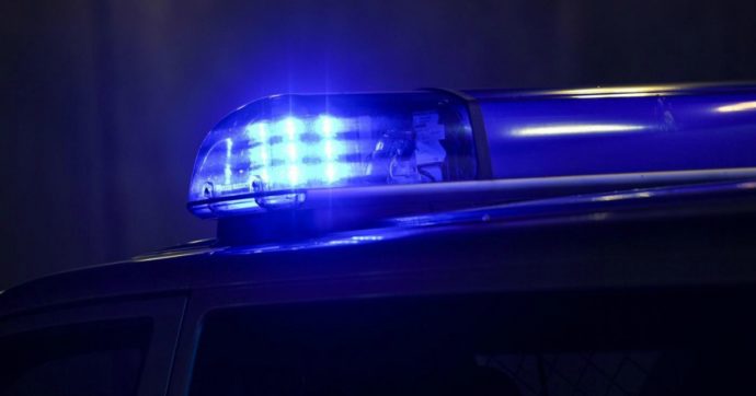 Agenti di polizia fanno sesso nella volante e ignorano le chiamate di emergenza, incastrati dalla radio rimasta accesa: “Aww, spogliamoci”