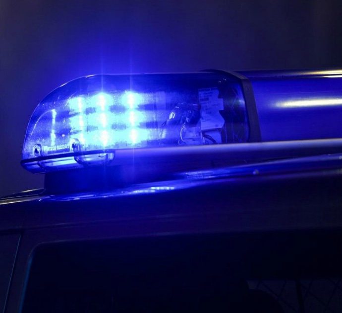 Agenti di polizia fanno sesso nella volante e ignorano le chiamate di emergenza, incastrati dalla radio rimasta accesa: “Aww, spogliamoci”
