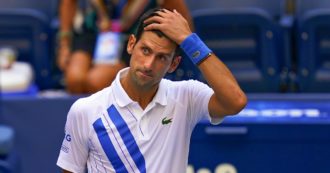 Copertina di Novak Djokovic, il tennista nel sorteggio degli Australian Open. Ma il premier: “La decisione del governo sull’espulsione è vicina”