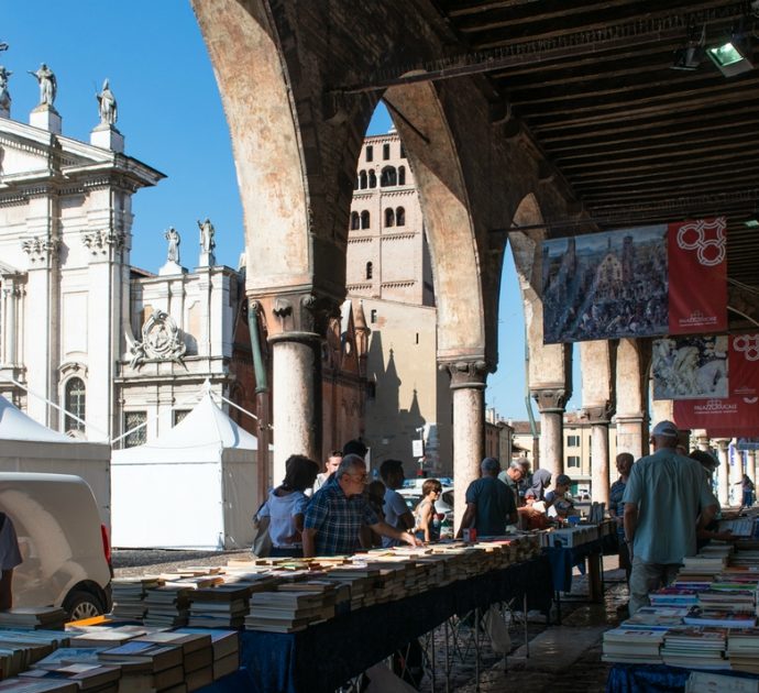 Web radio e incontri con il pubblico dal balcone: il nuovo Festivaletteratura di Mantova. Tra gli ospiti David Grossman, Paul Auster e Noam Chomsky