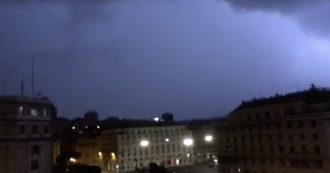 Copertina di Maltempo, a Genova una violenta tempesta di pioggia, fulmini e vento. In città danni, allagamenti e blackout