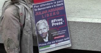 Julian Assange, il presidio a Milano per la sua scarcerazione: “La libertà di stampa è fondamentale per la democrazia”