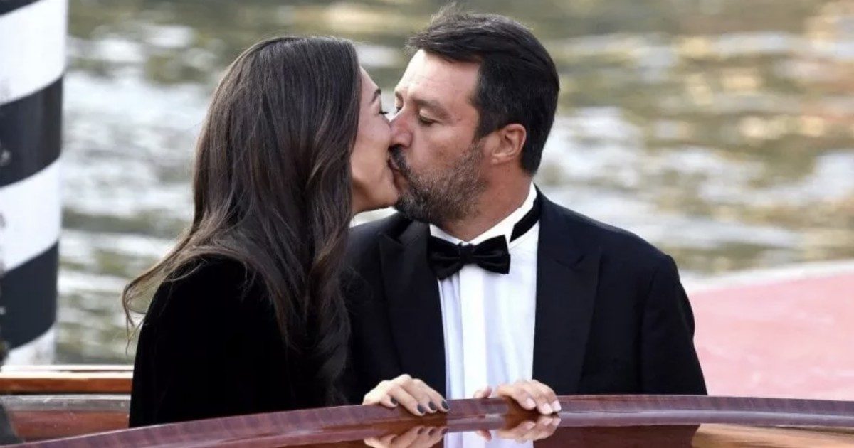 Matteo Salvini e il bacio a Venezia: perché avrebbe dovuto ispirarsi a “Ghost”