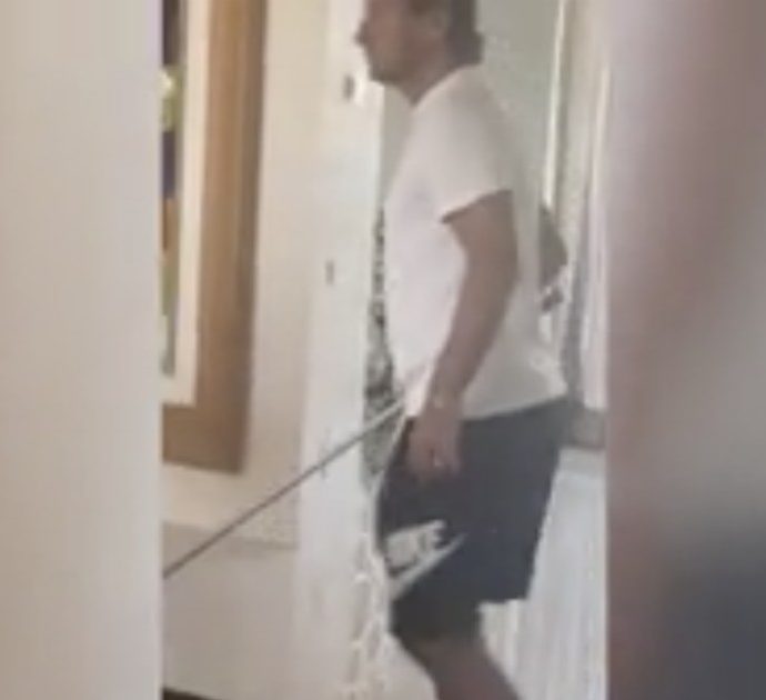 C’è un topo in casa Totti: l’ex capitano armato di scopa gli dà la caccia assieme al gatto, ecco come va a finire