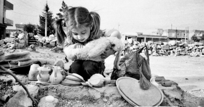 Scatti d’infanzia: le fotografie dei bimbi tra le macerie in Siria