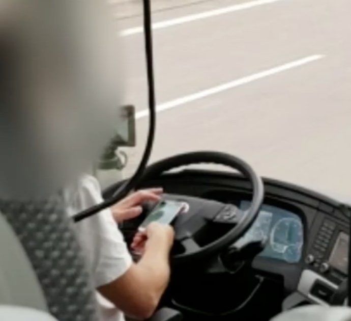 L’autista guida giocando al cellulare, la video denuncia di due passeggeri Flixbus in viaggio verso Zurigo