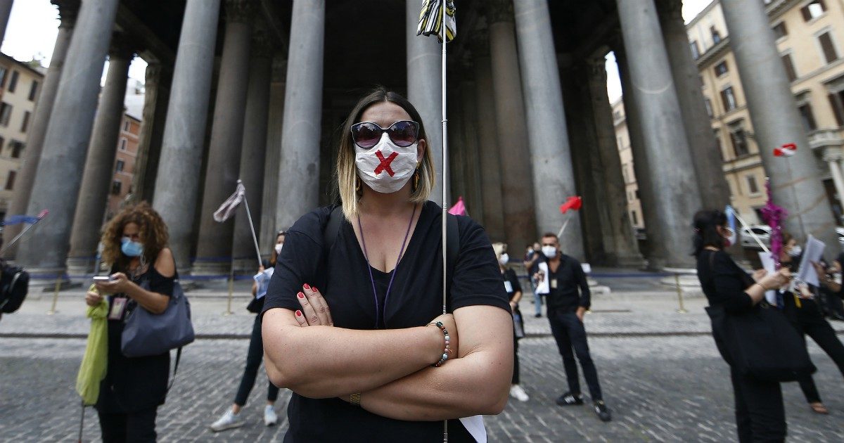 “Il Covid mi ha tolto il lavoro. E ora ripartire è difficile”. Dalla guida turistica alla violinista, le storie delle autonome fermate dal virus