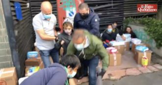 Copertina di Milano, sgomberato lo spazio occupato per distribuire cibo alle famiglie in difficoltà: volontari sollevati di peso e scatoloni sul marciapiedi