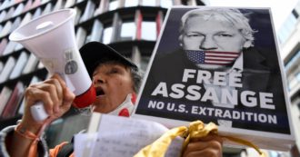 Copertina di Assange è già in manette, ma lo arrestano di nuovo