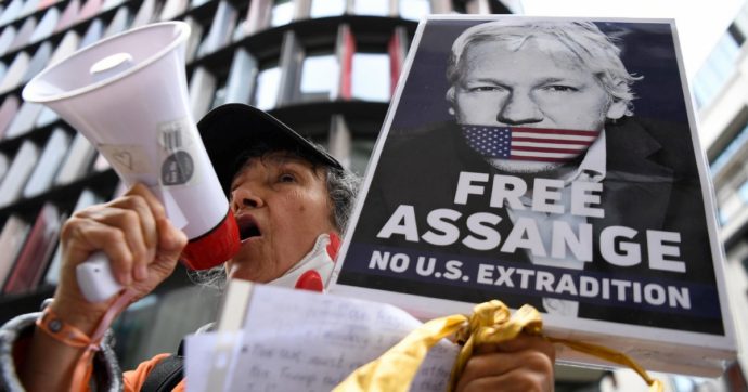 Assange è già in manette, ma lo arrestano di nuovo