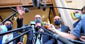 Copertina di Zingaretti schiera il Pd sul Sì. I dem temono per il governo