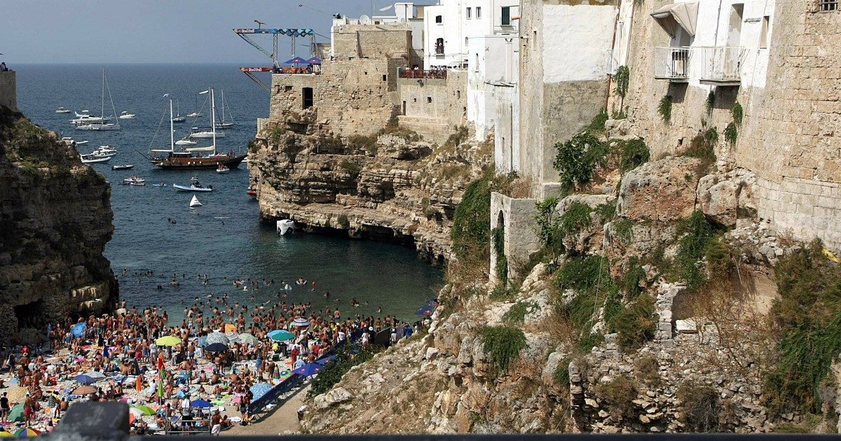 Allarme erosione a Polignano: “Bisogna fare presto e usare i blocchi di cemento. Le grotte rischiano il crollo, ma il turismo non si ferma”