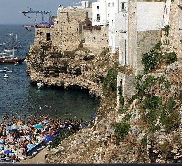 Allarme erosione a Polignano: “Bisogna fare presto e usare i blocchi di cemento. Le grotte rischiano il crollo, ma il turismo non si ferma”