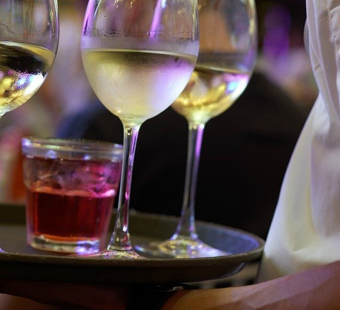 “Cerco camerieri e non li trovo”. Imprenditori e chef si lamentano sui giornali, ma senza dire le condizioni proposte. Ecco alcune offerte