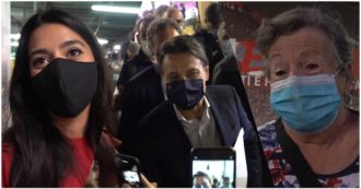 Copertina di Conte alla festa dell’Unità tra selfie e lodi dei militanti: “Prima schiacciato, ora ha dimostrato capacità. Ci mette la faccia” – Il videoracconto