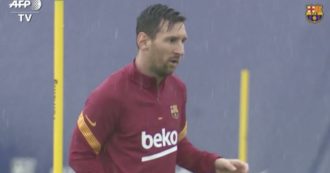 Copertina di Barcellona, primo allenamento per Messi. In campo sotto la pioggia dopo la fine della telenovela sul possibile addio ai blaugrana