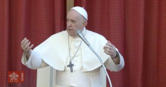 Copertina di Il Papa chiede il distanziamento ai fedeli: “Non ammucchiatevi, c’è una sedia per ognuno di voi”