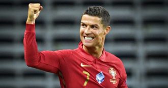 Copertina di Cristiano Ronaldo supera le 100 reti con il Portogallo, ma davanti a lui c’è Ali Daei: chi è l’iraniano dei record a cui punta CR7
