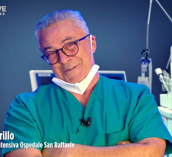 Crozza-Zangrillo circondato da “amici” al San Raffaele. Berlusconi: “Amici un cavolo, avevi detto che era solo un raffreddore”