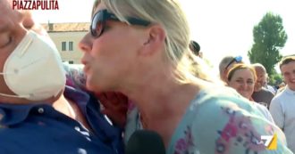 Copertina di La deputata negazionista Cunial senza mascherina prova a baciare l’inviato di La7: “Non la uso mai”