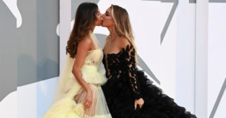 Copertina di Festival di Venezia, il bacio (con lingua) tra Elisa De Panicis e Mila Suarez: il red carpet hot delle due ex del Grande Fratello