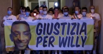 Copertina di “Giustizia per Willy”: la fiaccolata per ricordare il giovane ucciso. A fianco al sindaco di Paliano la madre e la sorella del ragazzo, amici in lacrime