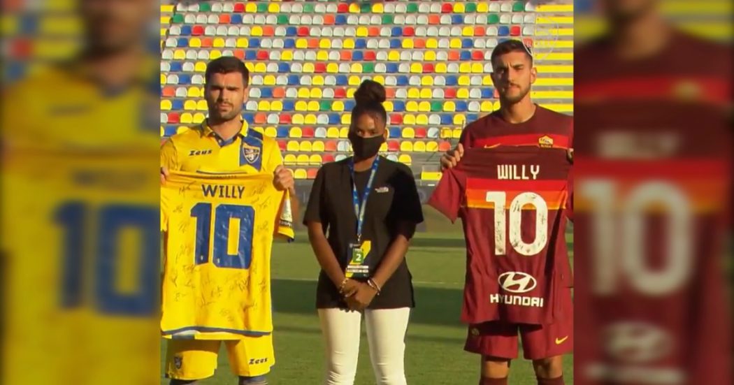 Omicidio Colleferro, l’omaggio della Roma e del Frosinone: la maglia numero 10 dedicata a Willy. La sorella in campo tra gli applausi – Video