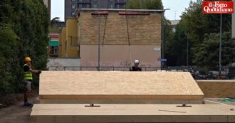 Copertina di Milano, installate le prime aule temporanee: ospiteranno circa mille bambini. L’assessore: “Non chiamatele ‘container'”