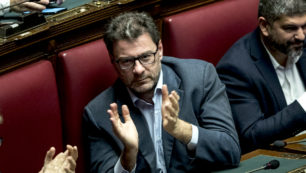 Copertina di Referendum, Giorgetti per il No: “Il sì? Favore al governo”. Un anno fa in Aula votò per il taglio: “I seggi possono essere 500, 400, 300”