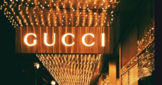 Copertina di Gucci, i nuovi negozi sempre più esclusivi: “Nulla costerà meno di 40 mila euro”. Il piano di Pinault per il futuro della casa di moda