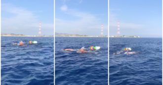 Copertina di Biologo attraversa lo stretto di Messina a nuoto per denunciare l’inquinamento da plastica: “Otto milioni di rifiuti in mare ogni anno”