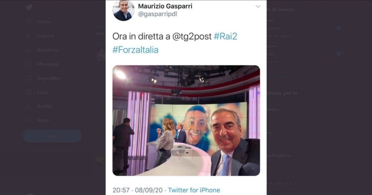 Il selfie sorridente di Gasparri con la foto di Willy nello studio tv: polemica sui social e il senatore lo cancella