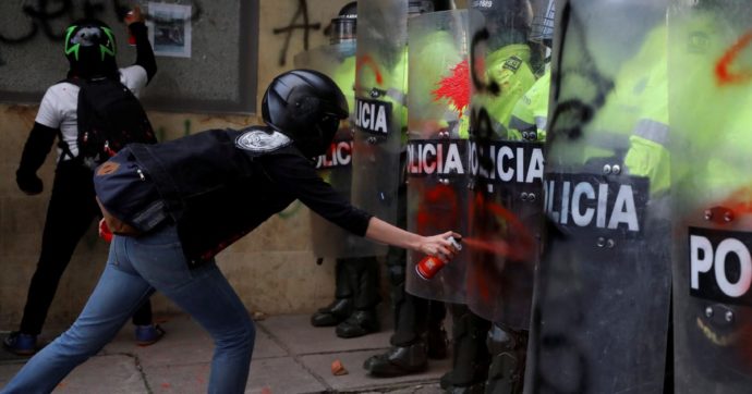 Copertina di Bogotá, rivolta contro la polizia