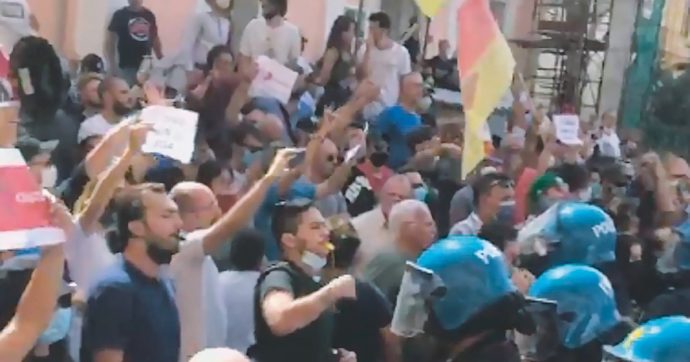 Torre del Greco (Na), pomodori su Salvini. Il comizio del leader leghista dura 5 minuti