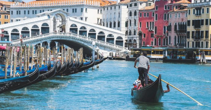 La licenza di gondoliere di padre in figlio. Il regalo elettorale alla lobby di Venezia