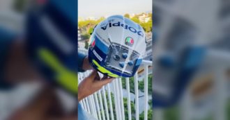 Copertina di MotoGp, il casco “con il Viagra” di Valentino Rossi: ecco come è fatto – Video
