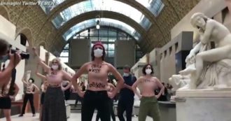 Copertina di Attiviste Femen irrompono al museo d’Orsay in topless: “Questo non è osceno”. La protesta dopo lo stop a una visitatrice “troppo scollata”