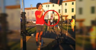 Copertina di Il papà di Susanna Ceccardi si presenta nella piazza delle sardine col manifesto della figlia e interrompe Santori – Video