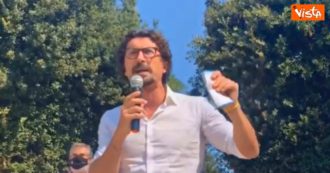 Copertina di Toninelli: “Salvini perculato da 200 persone, l’aria in Italia sta cambiando. I Benetton? Si compravano i politici”