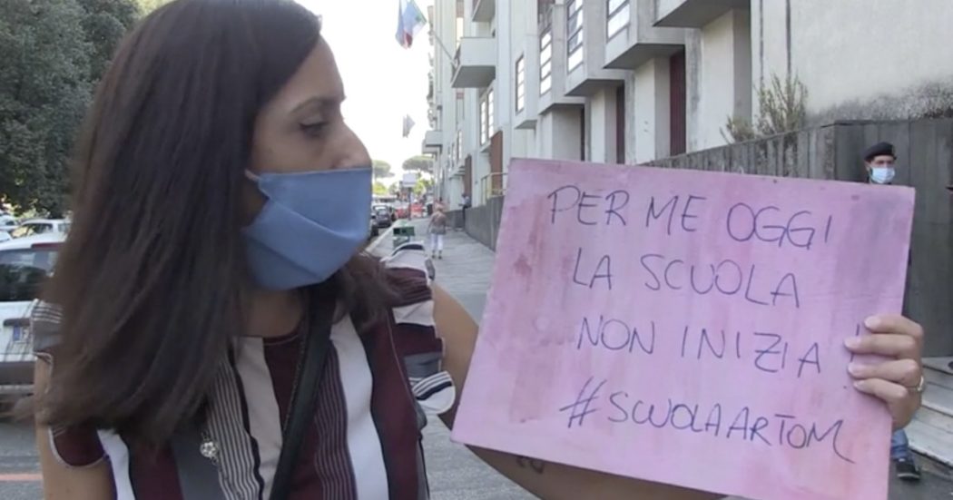 Scuola, genitori in protesta alla materna Artom: “Accorpata con altre scuole, capienza quasi raddoppiata. Manca la sicurezza per i bambini”