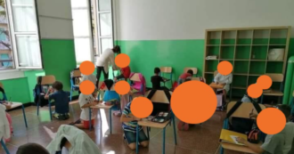 Copertina di Genova, a scuola senza banchi: Toti pubblica la foto dei bimbi seduti per terra. Il preside: “Era un momento di festa strumentalizzato”