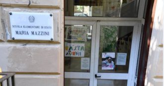 Copertina di Genova, bambini che scrivono sulle sedie: arrivati i 250 banchi alla scuola della foto