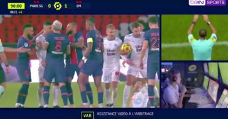 Copertina di Insulti razzisti, sputi agli avversari e botte in campo: ecco cosa è successo nella maxi-rissa tra Psg e Marsiglia. Il video