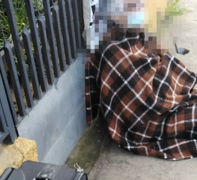 Si fa intestare la casa dalla madre e la vende: la donna di 88 anni finisce a dormire in strada