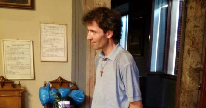 Un dormitorio per senzatetto in ricordo di don Roberto Malgesini, il prete ucciso a Como: “Trovata una soluzione temporanea”